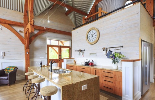Nungurner Cottage | Luxury, Craftsman built Off-grid Experience. 3 private acres, Pet friendly