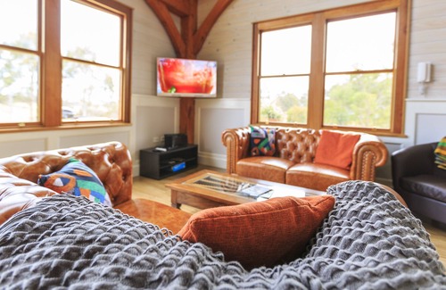 Nungurner Cottage | Luxury, Craftsman built Off-grid Experience. 3 private acres, Pet friendly