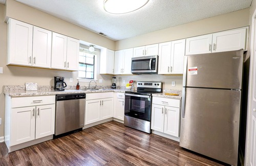 Apex House | Luxury Design, Friends & Family Townhome. Walkable, Central, Backyard, Sleeps 5