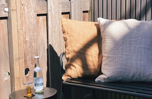 IJplein en Vogelbuurt House | Luxury Dikehouse studio with bath and double shower in Amsterdam.