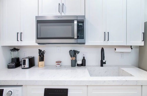 Emerald Isle House | Luxury downstairs Duplex -Brand New. 4 min walk to beach