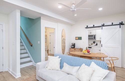 Emerald Isle House | Luxury downstairs Duplex -Brand New. 4 min walk to beach