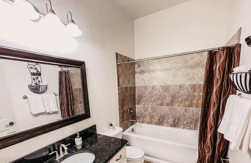 Helena Apartment | Luxury Downtown Condo #A - W/Work Station