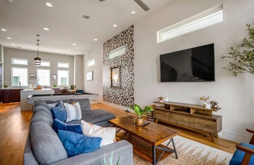 South Central Houston House | Luxury Downtown Getaway With Breathtaking Views