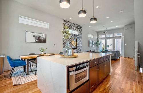 South Central Houston House | Luxury Downtown Getaway With Breathtaking Views