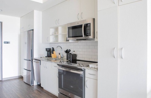 Lower East Side Apartment | Luxury East Side 1BR Apt Near Brady St with Balcony