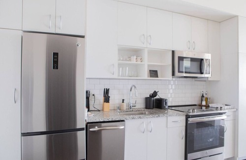 Lower East Side Apartment | Luxury East Side 1BR Apt Near Brady St with Balcony