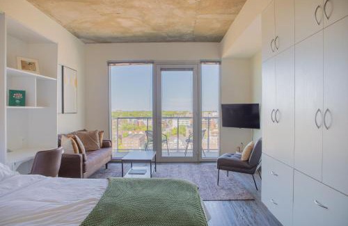 Lower East Side Apartment | Luxury East Side Studio Apt Near Brady St with Balcony