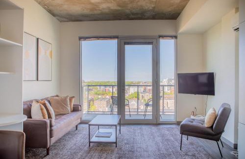Lower East Side Apartment | Luxury East Side Studio Apt Near Brady St with Balcony