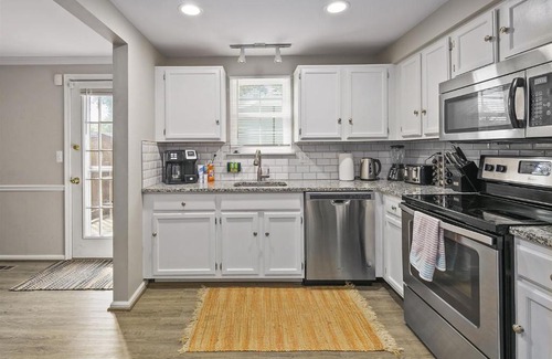 Countryside House | Luxury End Unit Townhome Just 40 Minutes from DC, Pet-Friendly, Privacy Fenced