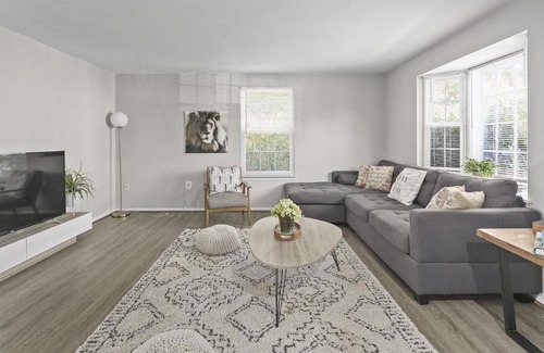 Countryside House | Luxury End Unit Townhome Just 40 Minutes from DC, Pet-Friendly, Privacy Fenced