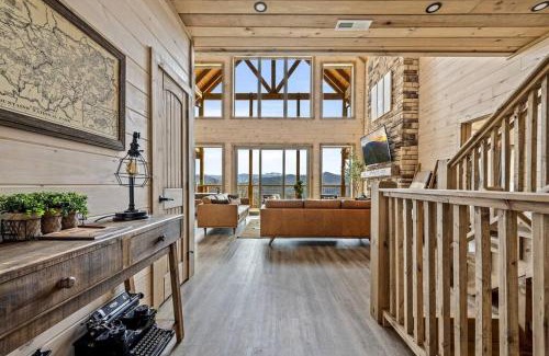 Gatlinburg - Pigeon Forge House | Luxury Endless View 3 King Suites Billards Pool