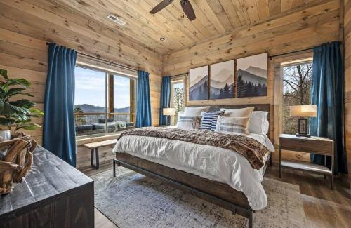 Gatlinburg - Pigeon Forge House | Luxury Endless View 3 King Suites Billards Pool
