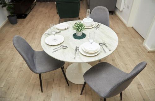 Salford House | Luxury Ensuite Apartment with shared living room and kitchen
