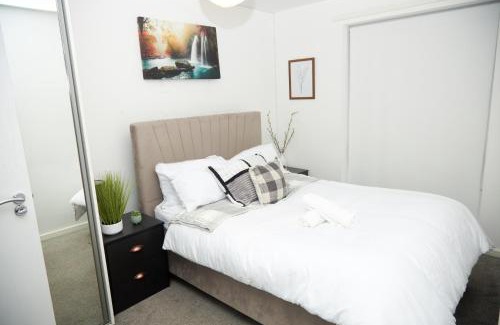 Salford House | Luxury Ensuite Apartment with shared living room and kitchen