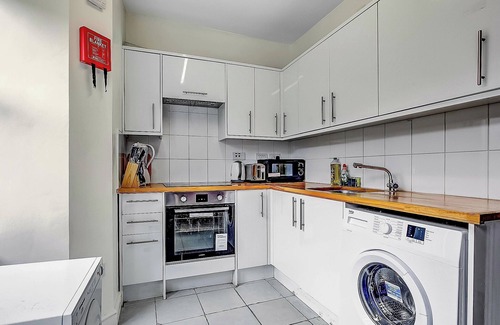 Thornton Apartment | Luxury Ensuite Double Room Close to Central London