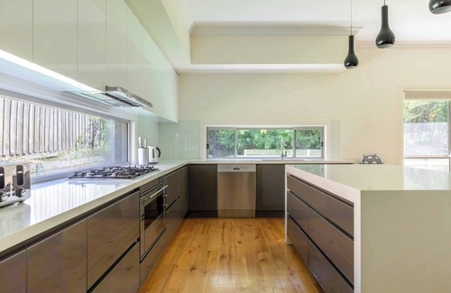 Mount Waverley House | Luxury Escape | 5BR, 3 Ensuites & Grand Spaces