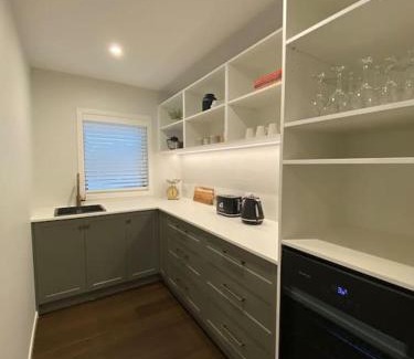 Tauranga House | Luxury Escape in CBD - Walking Distance To Town