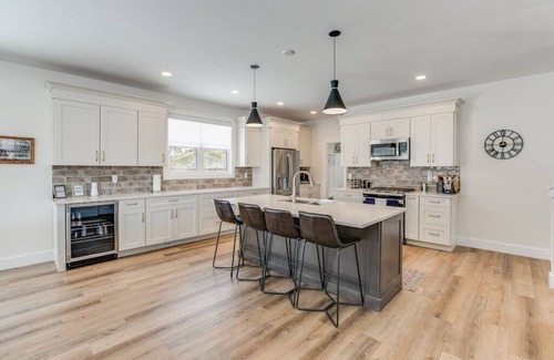 South Bend House | Luxury Estate with Stadium/TDJ Views | Sleeps 20+