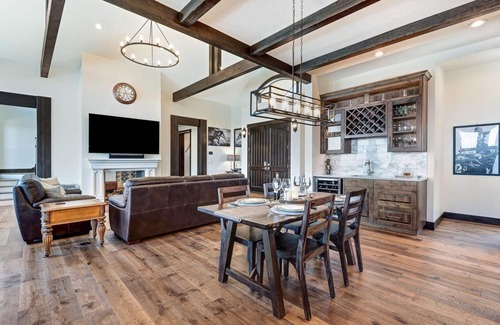Powell Butte House | Luxury Exclusive Home on 1.3 acres w/Breathtaking Mountain Views & Private Pool
