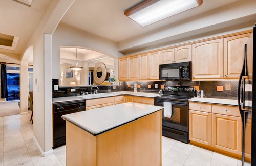 Uptown Condo | Luxury Executive Suite Suite overlooking the skyline!