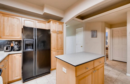 Uptown Condo | Luxury Executive Suite Suite overlooking the skyline!