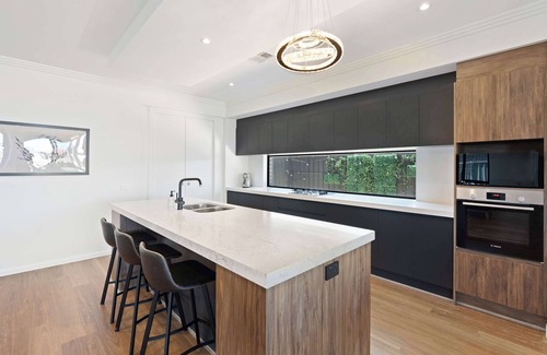 Nangkita House | Luxury Family Waterfront Home - 93 Victoria Pde
