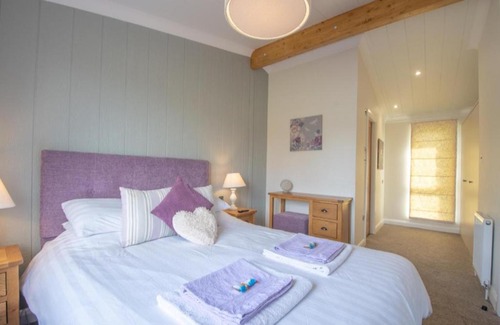 Lochwinnoch House | Luxury family Beechwood lodge with hot tub