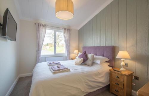 Lochwinnoch House | Luxury family Beechwood lodge with hot tub