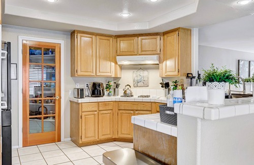 Spring Valley House | Luxury Family Friendly 6 bedroom Villa with Heated Pool and Jacuzzi