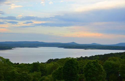 Edgemont House | Luxury Family Retreat - Greers Ferry Lake Views!