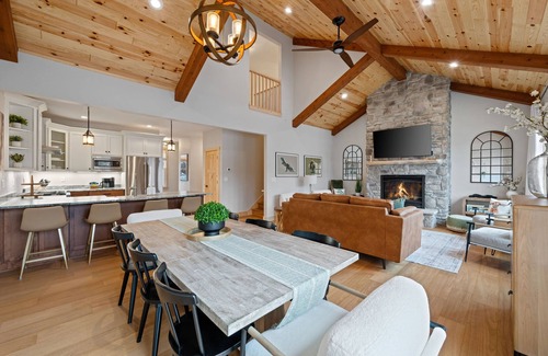 Sister Bay House | Luxury Family Retreat - Game Room, Chef’s Kitchen, Walk to Shops & Shoreline 🏖️