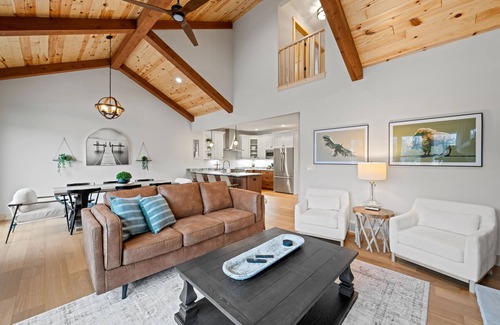Sister Bay House | Luxury Family Retreat - Game Room, Chef’s Kitchen, Walk to Shops & Shoreline 🏖️