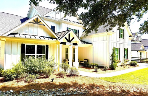 Dawsonville House | Luxury Farmhouse decor to the hilt!1 acre gated. RV & boat space plus camping!