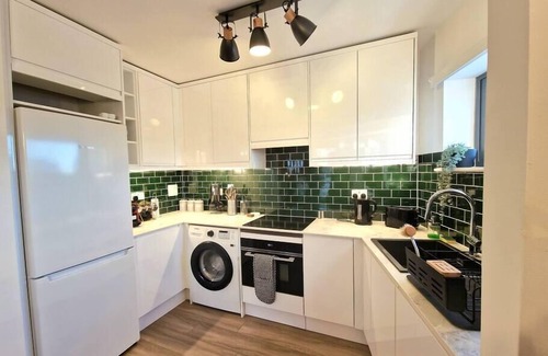 Cambridge Apartment | Luxury Flat 2 Bedrooms Free Wi-Fi TV Full Kitchen 2 Bathrooms