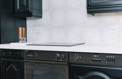 West End Apartment | Luxury Flat with Parking in West End