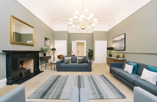 West End Apartment | Luxury Flat with Parking in West End