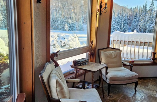 Lac-Superieur Cottage | Luxury four bedroom family retreat with private lake, 4km of trails, on 37 acres