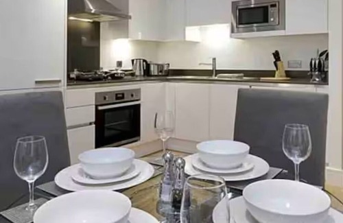 Island Gardens House | LUXURY FREE SPA HOUSE for ONLY Women/3 min by walk to station/Yoga AND FRESH TEA