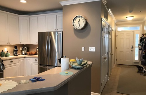 Sunset Island Apartment | Luxury Getaway Condo at Sunset Island in OC