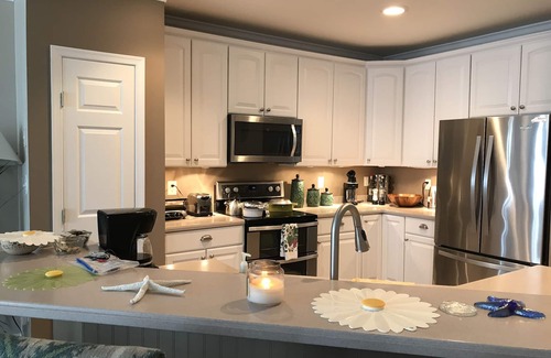 Sunset Island Apartment | Luxury Getaway Condo at Sunset Island in OC