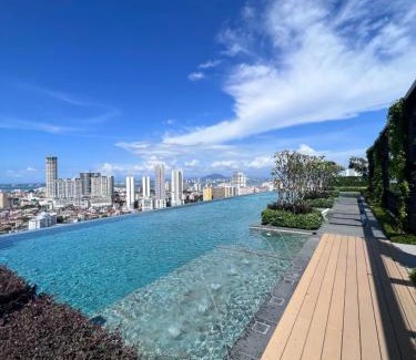 George Town Apartment | Luxury & Glamorous Suite#Georgetown#InfinityPool#2 BR, Living Room with Double Bed