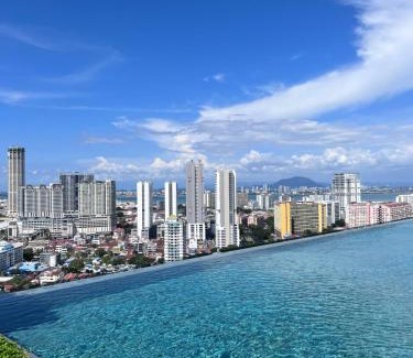 George Town Apartment | Luxury & Glamorous Suite#Georgetown#InfinityPool#2 BR, Living Room with Double Bed