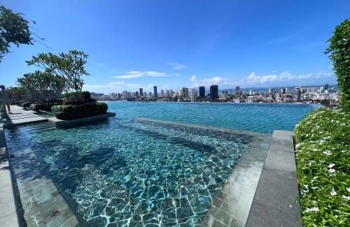 George Town Apartment | Luxury & Glamorous Suite#Georgetown#InfinityPool#2 BR, Living Room with Double Bed