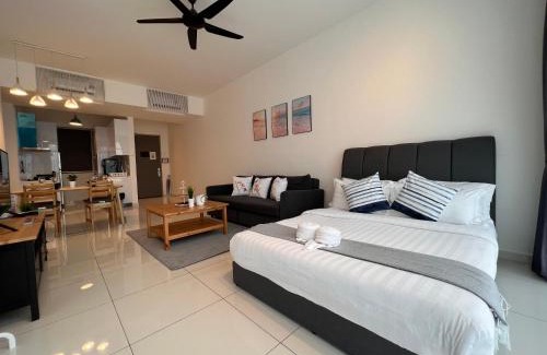 George Town Apartment | Luxury & Glamorous Suite#Georgetown#InfinityPool#2 BR, Living Room with Double Bed