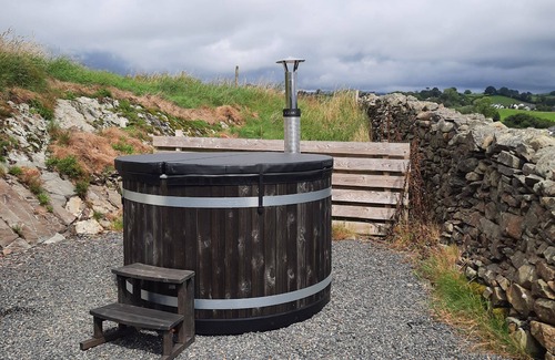 Underbarrow Ski Chalet | Luxury Glamping Pod with underfloor heating, on a working farm (Dog-friendly)
