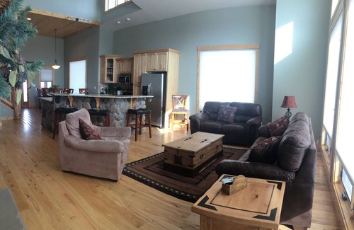 Estes Park House | Luxury Golf Course Getaway – Minutes from Downtown & Wildlife Galore!