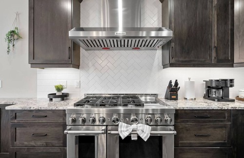 Southeast Calgary House | Luxury Group Home Karaoke, Games & Sleeps 14