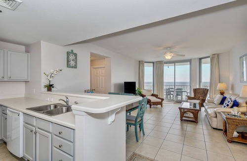 Pensacola Beach Condo | Luxury Gulf Front Condo with Community Pool & Hot Tub
