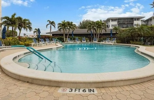 Moorings Condo | Luxury Gulf Shore Boulevard 1 BR condo rental with water view and beach access.